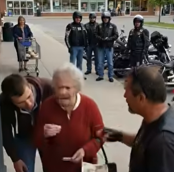 Una fragile anziana si trovava alle strette a un bancomat, infastidita da qualcuno a cui credeva di essere indebitata, finché non è intervenuto un motociclista in pelle e una singola fotografia ha rivelato un legame nascosto che ha cambiato tutto.