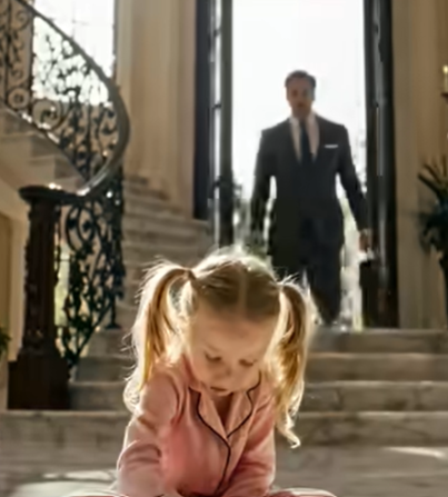 “Papà, ho tanta fame. È molto buio nella stanzetta e ci sono i ragni. Catherine dice che sono una bambina cattiva e che non mi vuoi più bene. Per favore, torna a cercarmi prima che cali la notte. Mi manca tanto la mamma.” – Il padre milionario che tornò a casa prima del previsto in una villa silenziosa solo per trovare la figlia di 6 anni nell’ombra sotto le scale: il biglietto straziante dentro una bambola di porcellana e la verità che li ha quasi distrutti entrambi