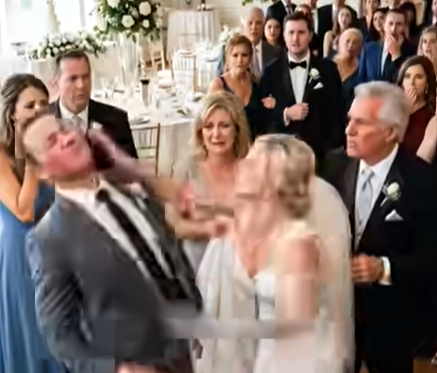 Il mio capo mi ha umiliato al matrimonio di sua figlia, dicendomi di togliermi il mio abito scadente prima che lo mettessi ulteriormente in imbarazzo. Quando ho tenuto duro, mi ha schiaffeggiato davanti a 300 invitati. Poi un uomo, del tutto inaspettato, è intervenuto, le ha afferrato la mano e ha pronunciato otto parole agghiaccianti che hanno fatto gelare il sangue a tutti i presenti.