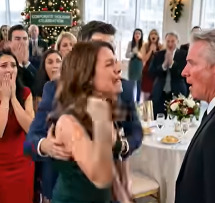 Durante la festa di Natale aziendale di mia moglie, un dirigente arrogante le ha improvvisamente chiesto, davanti a tutti, me compreso, se fosse “davvero single”. Per un attimo è calato il silenzio, ma quello che ha detto dopo ha cambiato immediatamente l’atmosfera, lasciando tutti i presenti a bocca aperta, sbalorditi da quanto era appena accaduto.