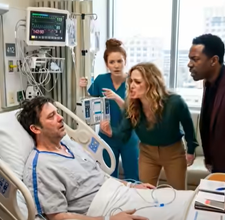 I was lying silent in my hospital bed when my wife leaned toward another man and whispered about everything becoming theirs after I died. Sorrise come se il futuro fosse già stato promesso. Ma nessuno dei due si accorse che l’infermiera accanto alla mia flebo ascoltava ogni parola.